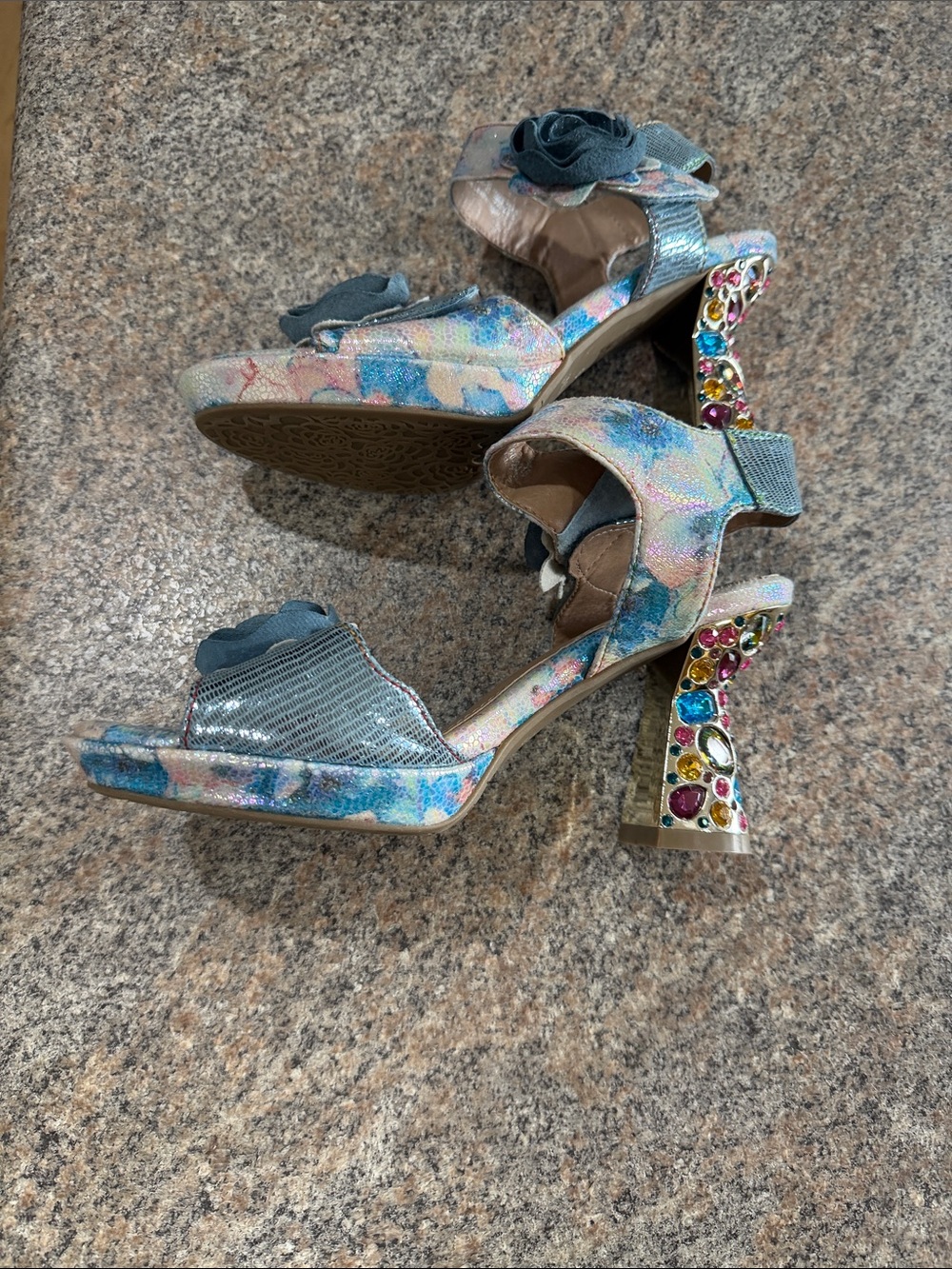 Women's Iridescent Sandals w Rose Accents and decorate gem heels size 39 US 8.5 - Picture 3 of 7